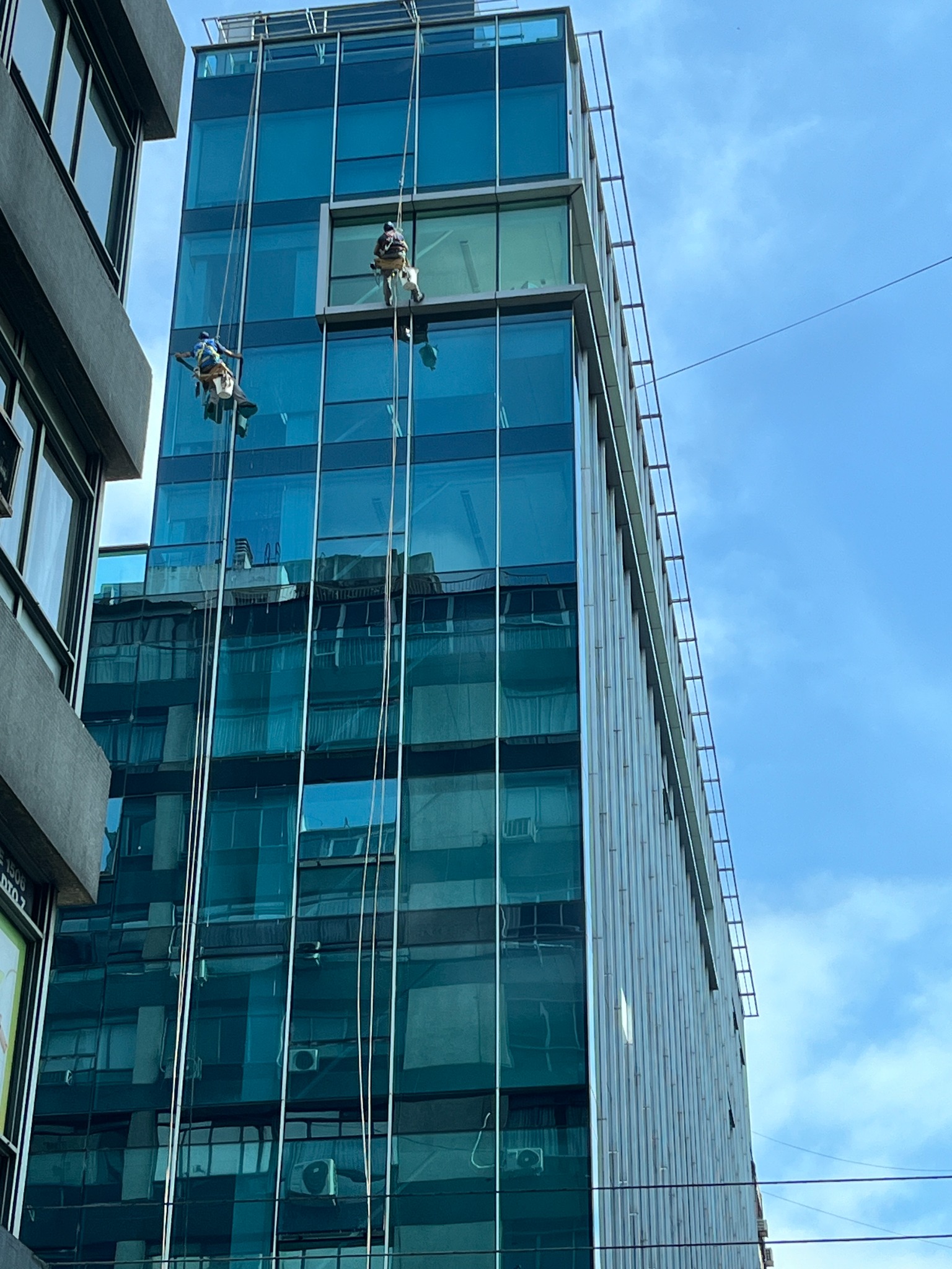 Técnicos realizando trabajos en altura sobre fachada